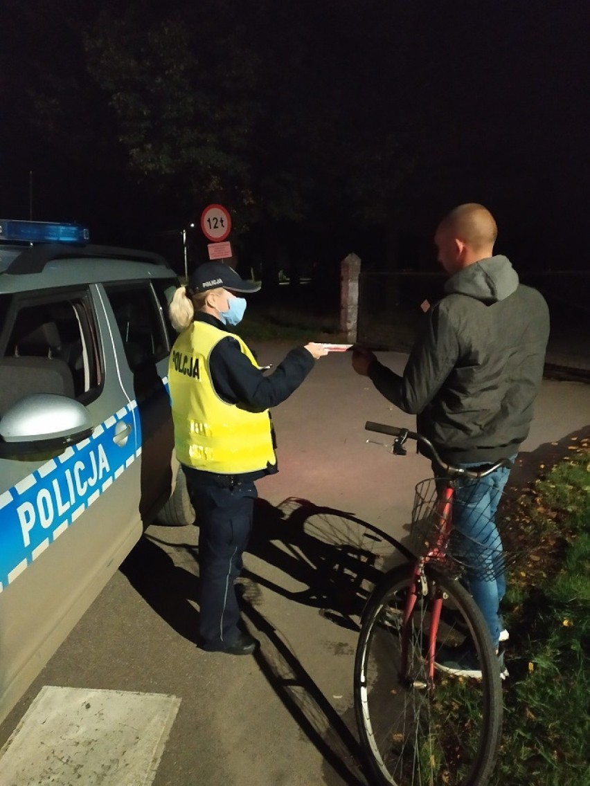 KPP Nowy Dwór Gdański: „Nosisz odblask? – Żyjesz!” - policjanci rozdawali odblaski