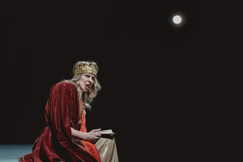 „Iwona, księżniczka Burgunda" z Teatru Ludowego w Krakowie to kolejna sztuka Festiwalu Gombrowiczowskiego w Radomiu. Zobacz zdjęcia