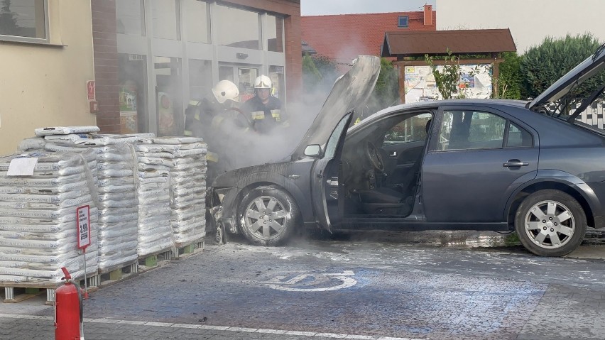 Cztery jednostki straży pożarnych gasiły forda, który stanął w ogniu w Komprachcicach. Spłonęła komora silnika