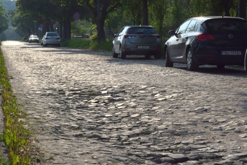 Fatalny dojazd do Ogrodu Botanicznego w Kielcach. Na bruku można uszkodzić samochód   