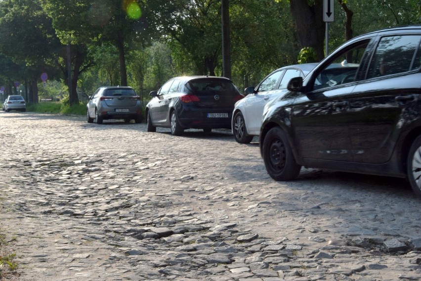 Fatalny dojazd do Ogrodu Botanicznego w Kielcach. Na bruku można uszkodzić samochód   