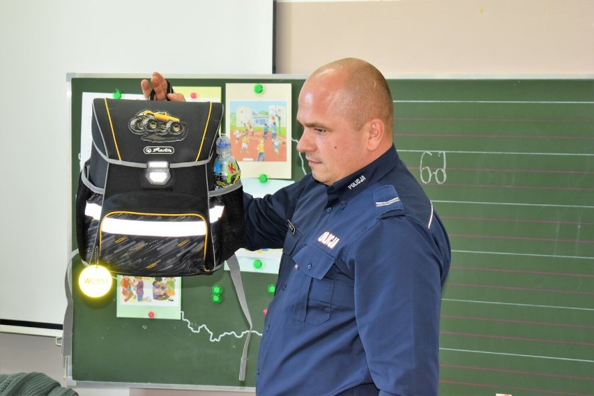 Policjanci z Komendy Powiatowej Policji w Złotowie przekazali najmłodszym uczniom elementy odblaskowe