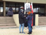 Opocznianie składali kondolencje i palili znicze upamiętniając Pawła Adamowicza prezydenta Gdańska [ZDJĘCIA]