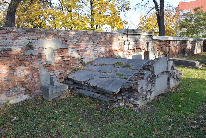 Cmentarz ewangelicko-augsburski w Kaliszu. Jedna z...