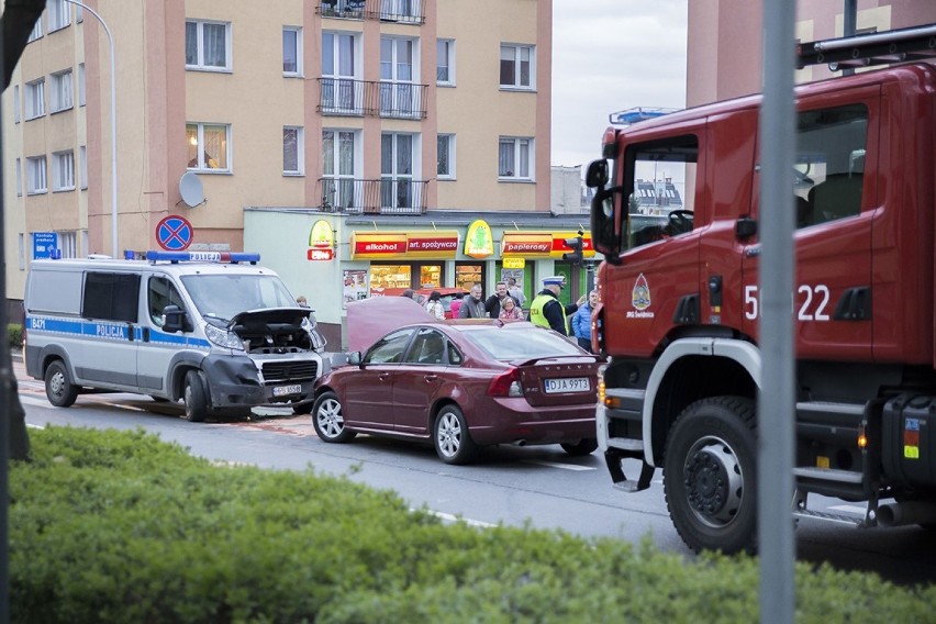 Zderzenie radiowozu z osobówką. Policja wymusiła pierwszeństwo? (ZDJĘCIA)