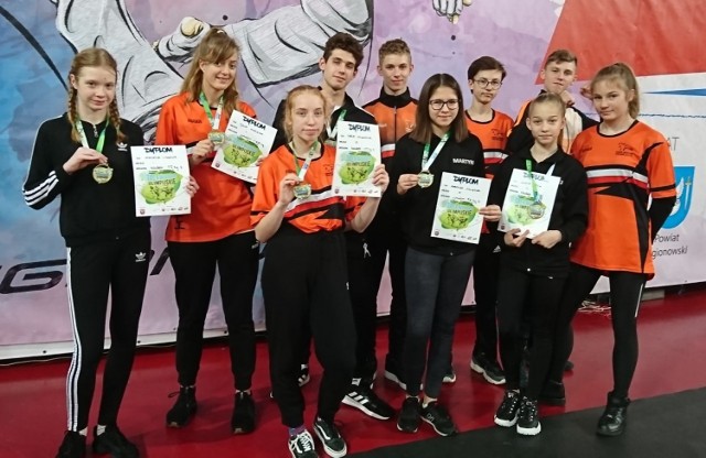 Od lewej Langner Natalia, Julia Olbińska, Maria Szymkowiak, Komosa Bartosz, Alan Capała, Chlebek Martyna, Maruszewski Michał, Agata Leśnik, Filip Tomyślak i Emilia Capała