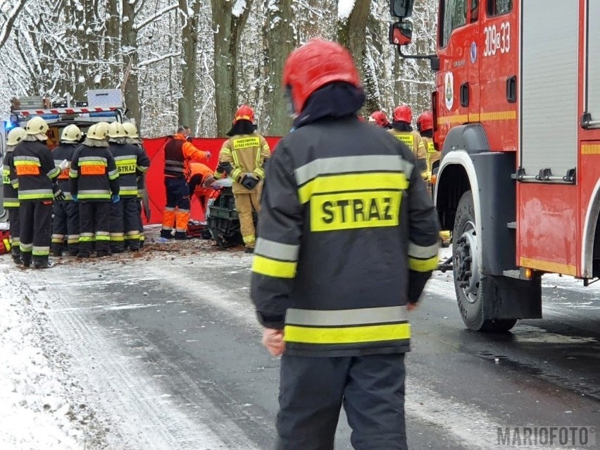 Turawa Marszałki. Wypadek na lokalnej drodze - samochód uderzył w drzewo. Jedna osoba jest bardzo ciężko ranna