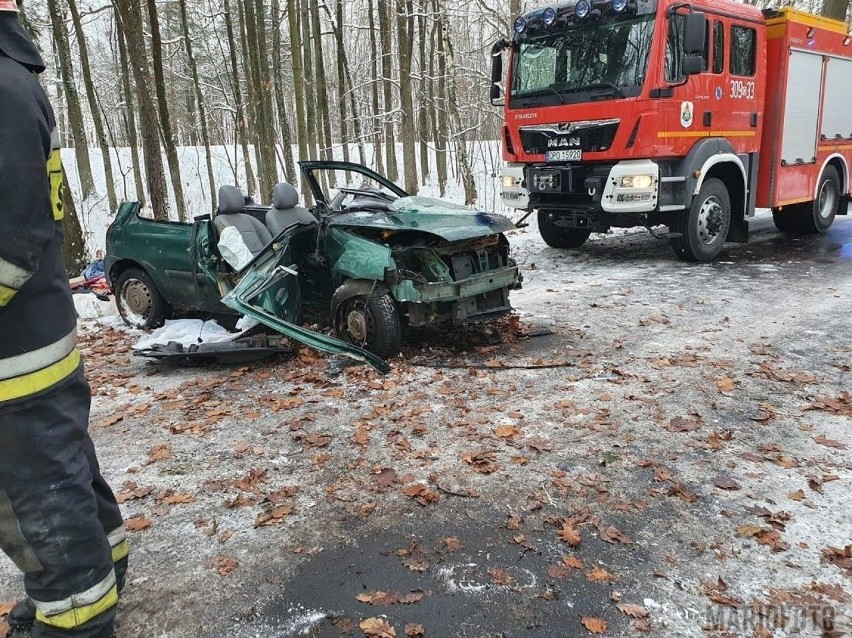 Turawa Marszałki. Wypadek na lokalnej drodze - samochód uderzył w drzewo. Jedna osoba jest bardzo ciężko ranna