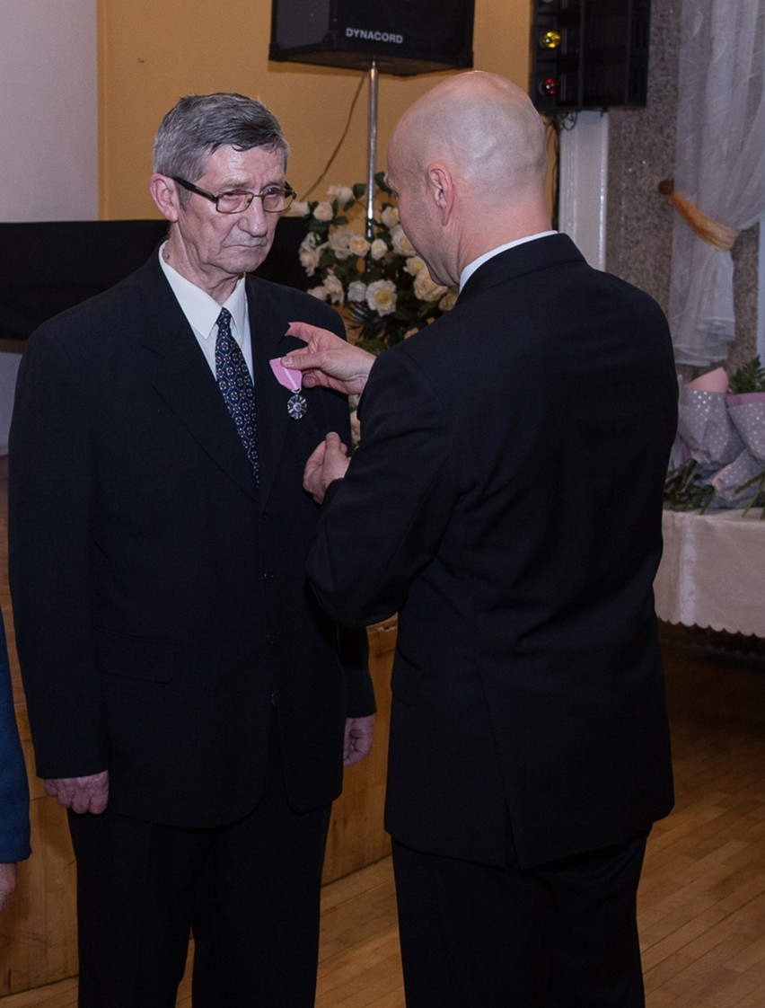 Ponad sto par małżeńskich świętowało w minionym roku złote gody. Każda para ma osobną fotografię