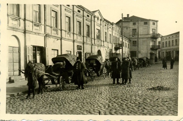 Postój dorożek na Placu Kościuszki - zdjęcie z lat międzywojennych.