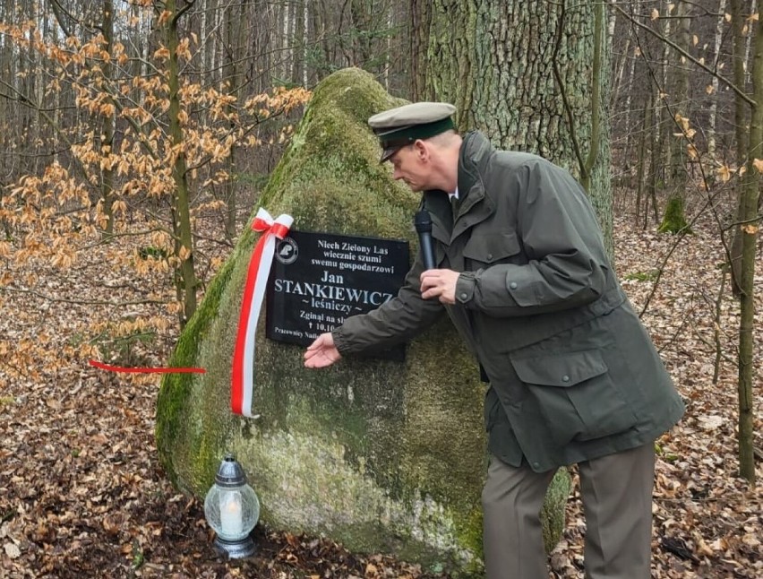 W Zielonym Lesie odsłonięto tablicę upamiętniającą zmarłego...