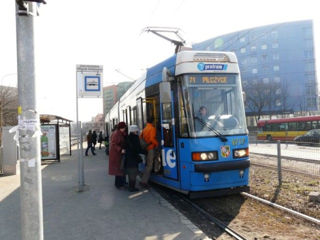 Tramwaj linii 20 wykoleił się około godz. 16.30 na wysokości ...