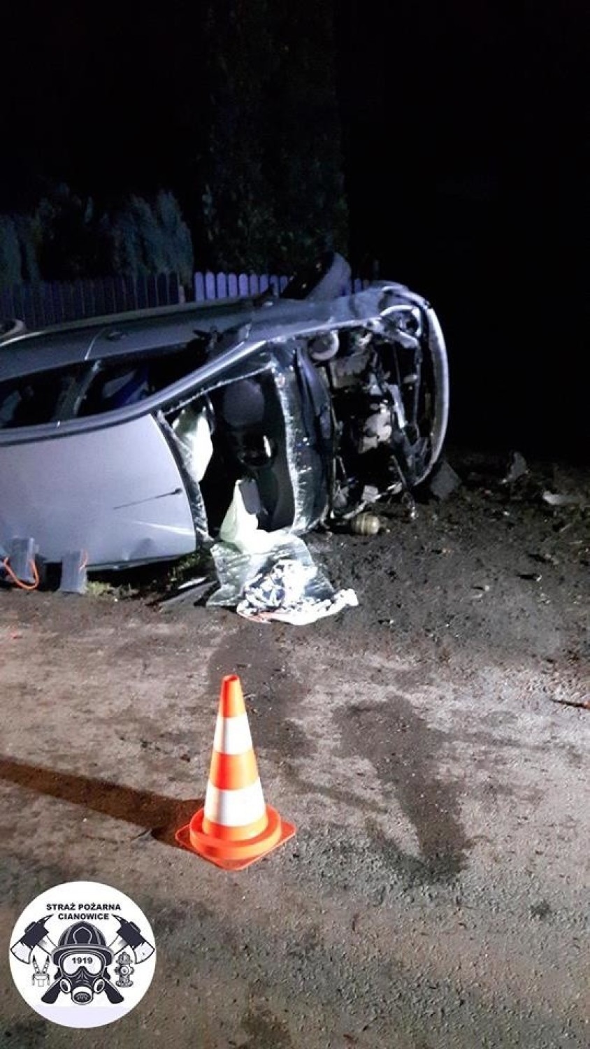 Wypadek w Cianowicach. Jedna osoba uwięziona w samochodzie