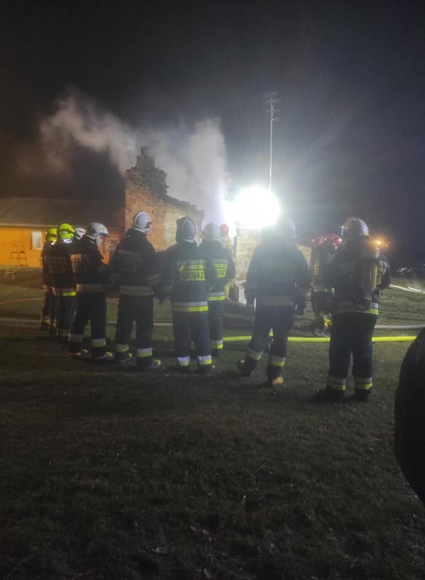 Tragiczny pożar w Kwaśnych Kątach w gminie Dziadowa Kłoda. Nie żyje jedna osoba! 
