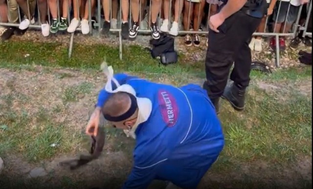 Podczas koncertu Smolastego w Starachowicach, w kierunku artysty posypał się... deszcz biustonoszy i innej intymnej bielizny. Więcej na kolejnych zdjęciach.