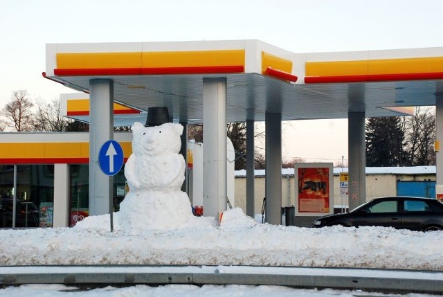 Tego śniegowego kolosa ulepili pracownicy stacji paliw Shell w Lubaniu