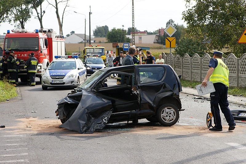 Wypadek w Piotrowie. Wymusił pierwszeństwo na krzyżówce. Cudem nikt nie zginął. ZDJĘCIA