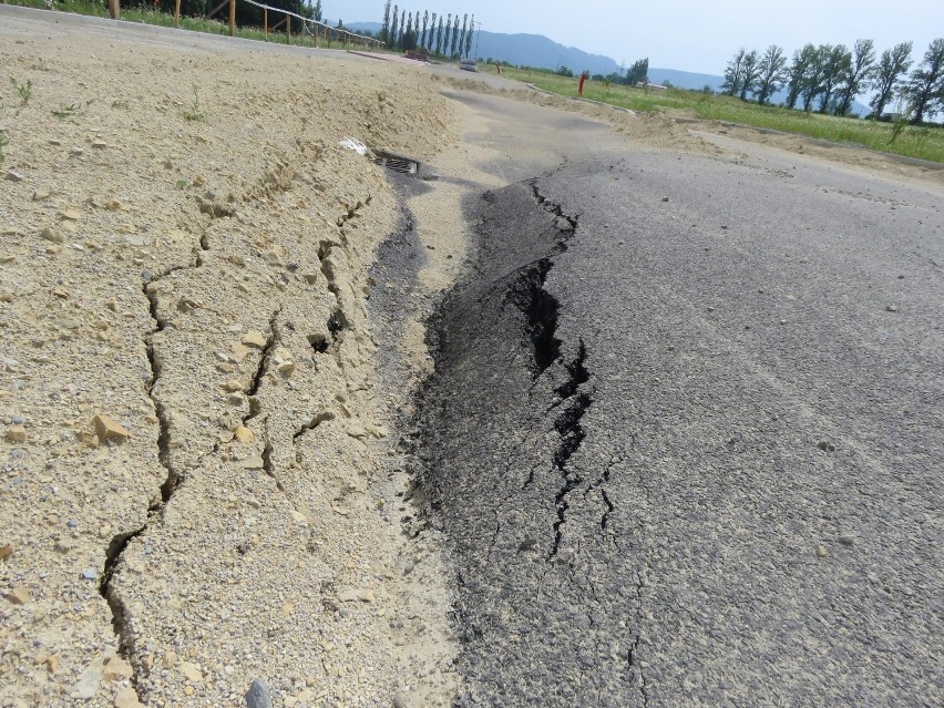 Tak to teraz wygląda. Są nawet chodniki, ale po tej drodze...