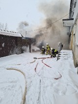 Dobrzyca. Pożar garażu. Spłonął samochód osobowy i wyposażenie