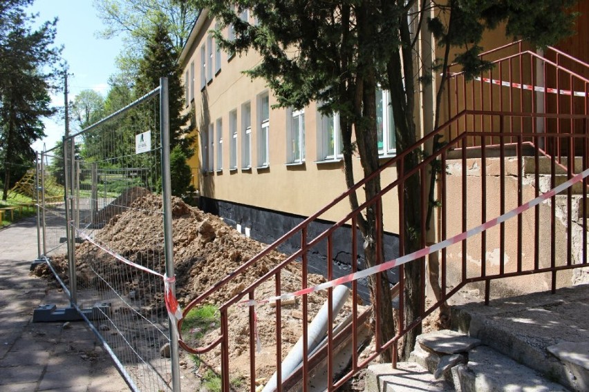 Szkoły w Różanymstoku i Suchodolinie są w trakcie termomodernizacji. Zobaczcie zdjęcia z postępów prac 