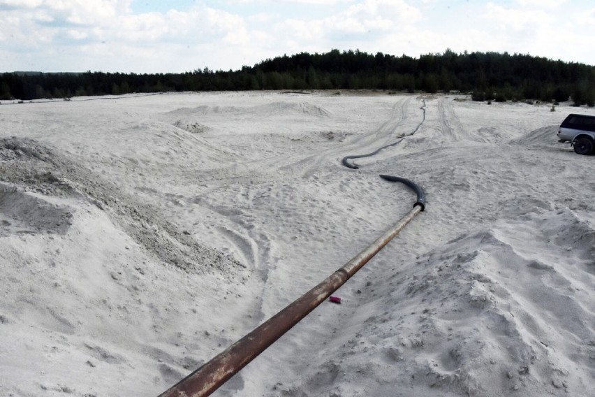 Wypadek w czynnej kopalni Surmin-Kaolin w Nowogrodźcu. Turysta utknął w mule, interweniowała OSP Nowogrodziec