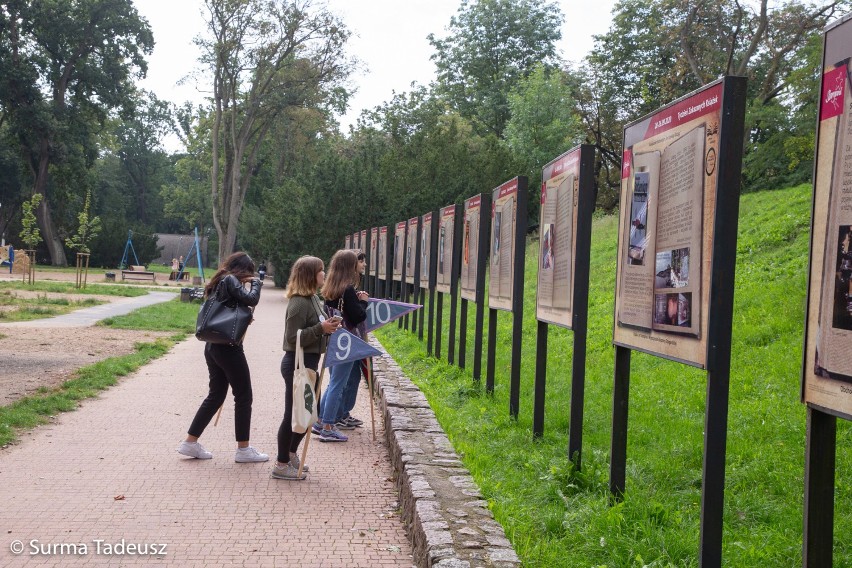 Dlaczego nie można było czytać "Buszującego w zbożu" albo "Malowanego ptaka"? Dowiesz się na parkowej wystawie zakazanych książek!