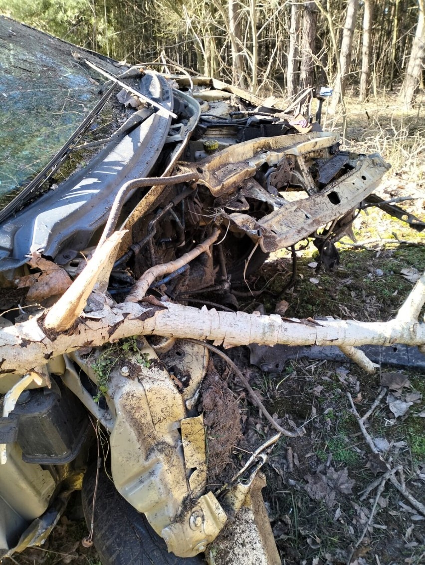 Wypadek w okolicach Jaromierza. Wskutek uderzenia z samochodu wypadł silnik [ZDJĘCIA]