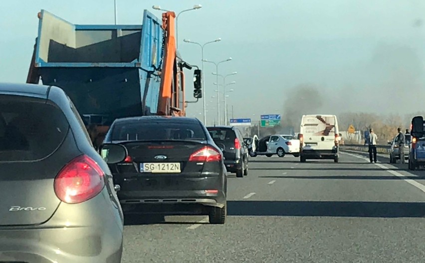 Pożar samochodu na autostradzie A1 powoduje ogromne korki na...