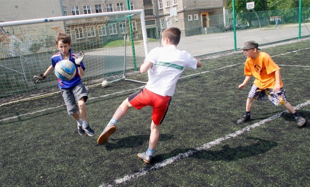 Coś dla dzieci.

Sport i rozrywka pod okiem trenera osiedlowego  "Lato z Trenerem Osiedlowym" to program skierowany do dzieci i młodzieży spędzających lato we Wrocławiu. 

Organizatorami zajęć są trenerzy osiedlowi i Wrocławski Szkolny Związek Sportowy. 
-&nbsp;Są to otwarte, bezpłatne zajęcia dla każdego dziecka i młodzieży. Codziennie jesteśmy na różnych boiskach, a chodzimy także na kąpieliska, turnieje oraz do aquaparku. Nas, trenerów osiedlowych jest aż 47, więc jest z czego wybierać - mówi Maciej Jakubaszek. Wystarczy się zgłosić. 
Informacje uzyskacie we Wrocławskim Szkolnym Związku Sportowym, tel.  530-717-345