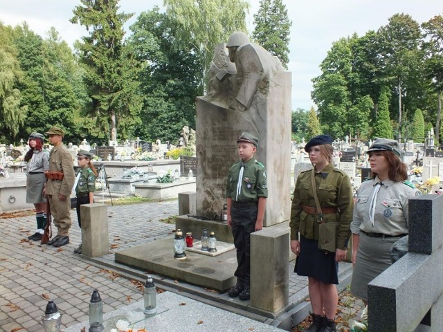 Od 14.00 do 15.00 przy wspomnianym pomniku na Bugaju była wystawiona warta honorowa przez harcerzy 38 Starachowickiej Drużyny Harcerskiej