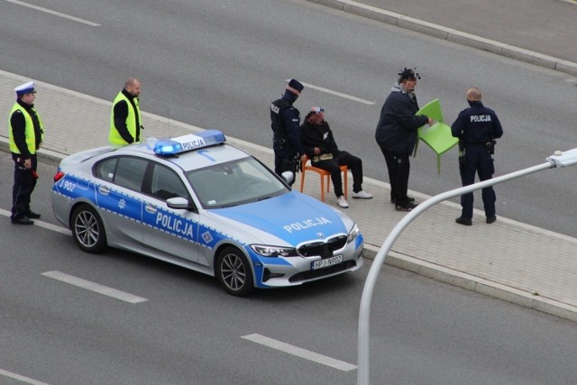 Dwóch mężczyzn siedziało na krzesełkach na pasie rozdzielającym jezdnie ulicy Niemodlińskiej w Opolu. Konieczna była interwencja policji.