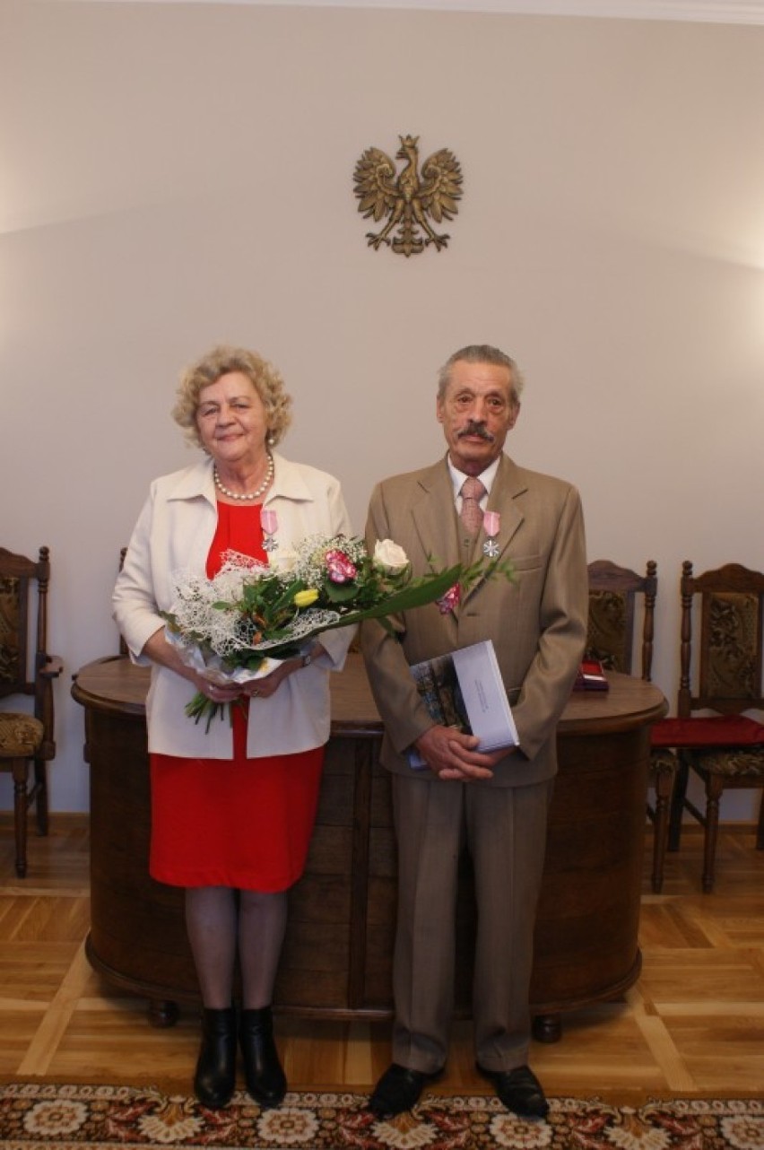 Burmistrz Bytowa Ryszard Sylka wręczył medale od Prezydenta RP parom z 50-letnim stażem małżeńskim