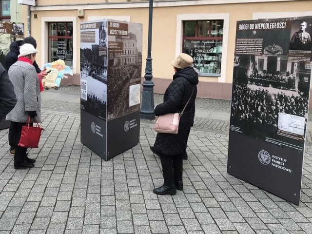 Na zielonogórskim deptaku otwarta została wystawa „Powstanie Wielkopolskie 1918–1919”. Kliknij w przycisk "zobacz galerię" i przesuwaj zdjęcia w prawo - naciśnij strzałkę lub przycisk NASTĘPNE