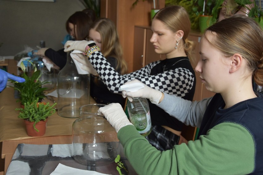 Wspólne warsztaty florystyczne uczniów z Konopnicy i ZSS w Wieluniu