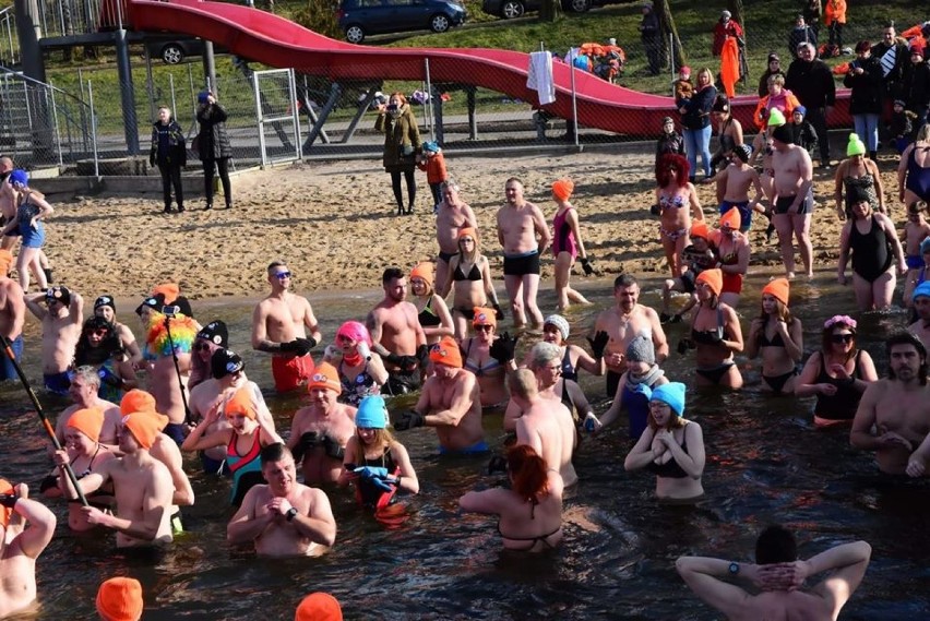 Prawie dwieście osób morsowało w tucholskim jeziorze Głęboczek! 