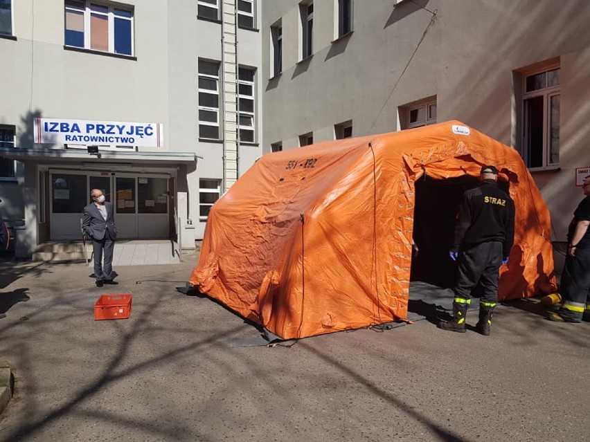 Strażacy rozstawili namiot na terenie szpitala w Wyrzysku 