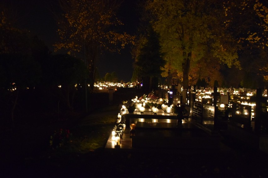 Dzień Wszystkich Świętych 2021. Wieluński cmentarz po zmroku. Harcerze pełnią wartę przy pomniku "niezłomnych" ZDJĘCIA, FILM