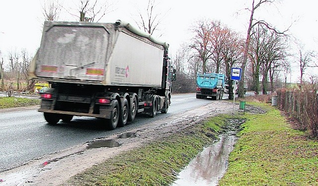 Część mieszkańców gminy obawia się nadmiernego ruchu ciężarówek obsługujących żwirownie.