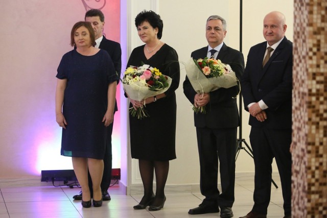 Polonista z KSW w Libiążu Antoni Buchała (z kwiatami) otrzyma tytuł Profesora Oświaty
