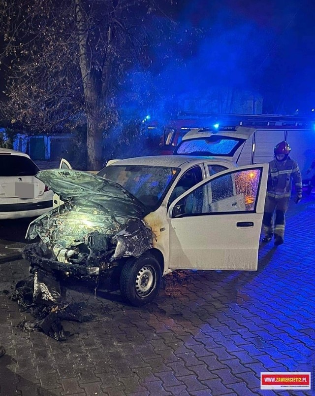 Przy ul. Stary Rynek w Zawierciu w godzinach nocnych 3 grudnia spłonęła doszczętnie komora silnika samochodu osobowego.