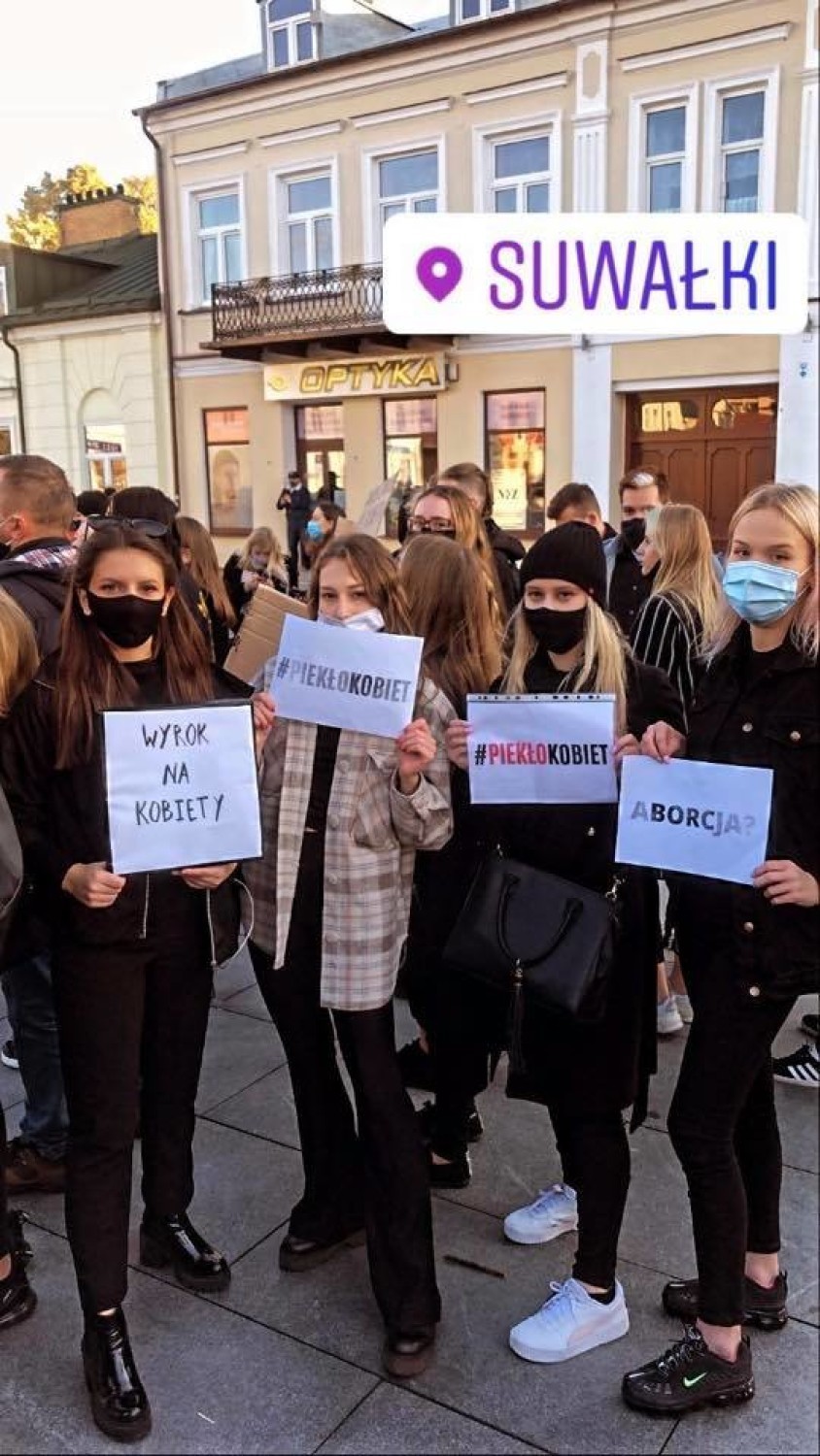 Strajk kobiet. Protesty przeciwko zakazowi aborcji. W Suwałkach na ulicę wyszło kilkaset osób [Zdjęcia]