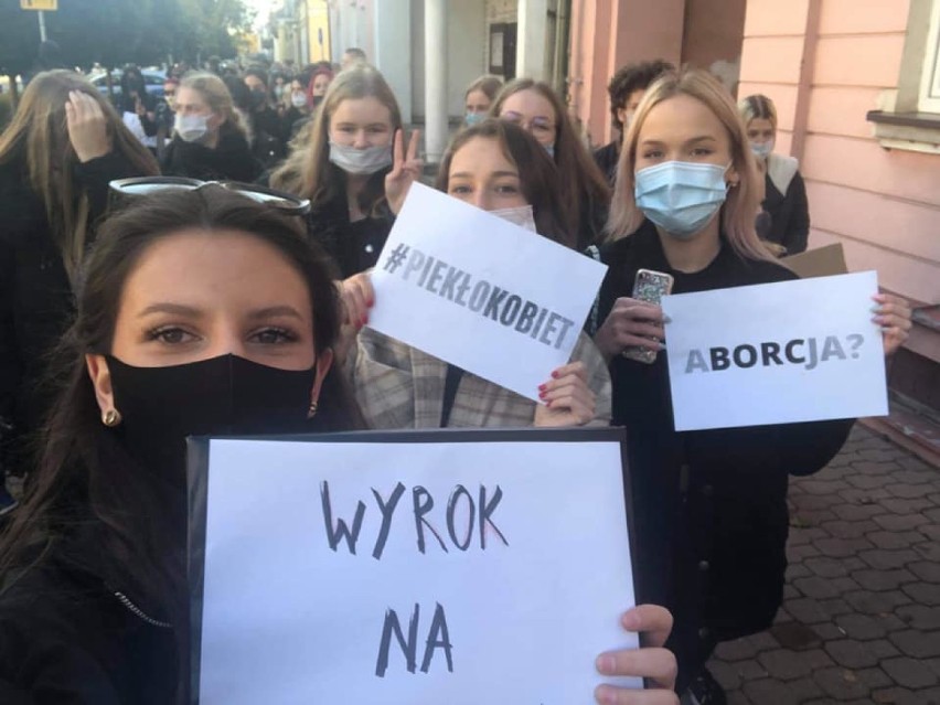 Strajk kobiet. Protesty przeciwko zakazowi aborcji. W Suwałkach na ulicę wyszło kilkaset osób [Zdjęcia]