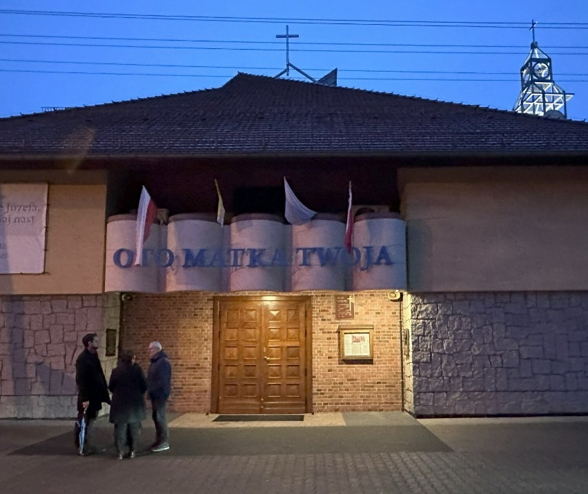 Droga Krzyżowa w parafii w Lesznie. W nabożeństwie brało udział kilkudziesięciu wiernych