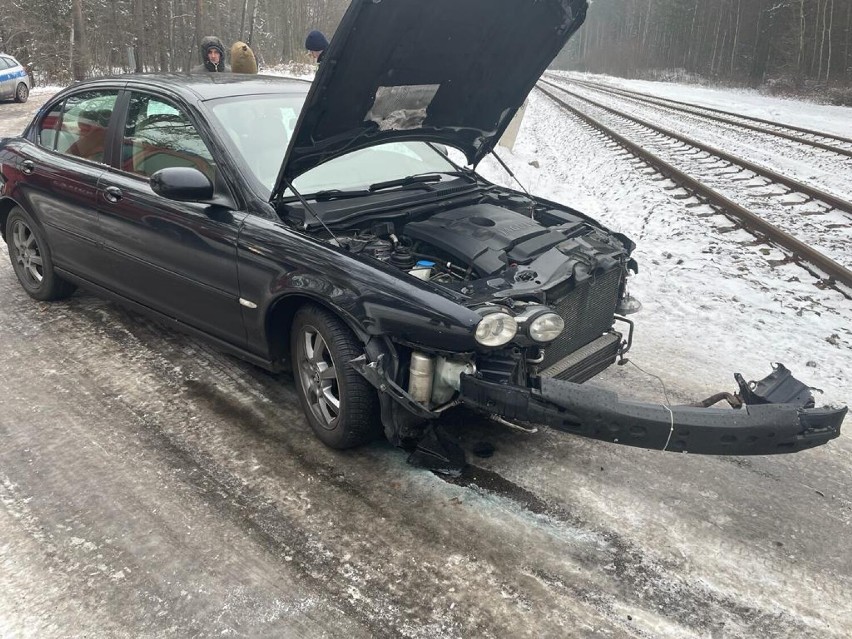 Wypadek na przejeździe kolejowym w Żarach