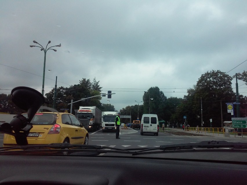 Wyłączone światła na skrzyżowaniu w Piaśnikach? To przyszli policjanci uczą się kierować ruchem