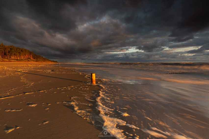 Foto Powiat Pucki: sztormowy poranek na plaży w Kuźnicy....