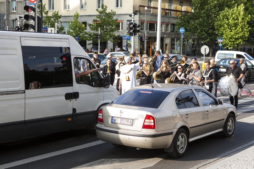 Rebel Babel w Warszawie. Zagrali na przejściu dla pieszych w...