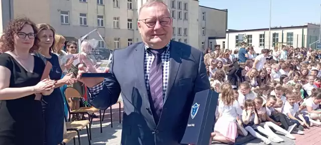 Marek Maj, dyrektor Szkoły Podstawowej numer 2 w Jędrzejowie, nauczyciel z ponad 40 letnim stażem. W jędrzejowskiej szkole dyrektorem jest od aż 21 lat. W poniedziałek pięknie go żegnano. Więcej na kolejnych zdjęciach.