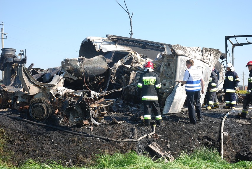 Smolice - Tragiczny wypadek: spaliły się trzy tiry, dwaj kierowcy nie żyją (FOTY)