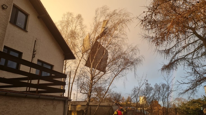 Silny podmuch wiatru zerwał dach z domu w Kawczynie